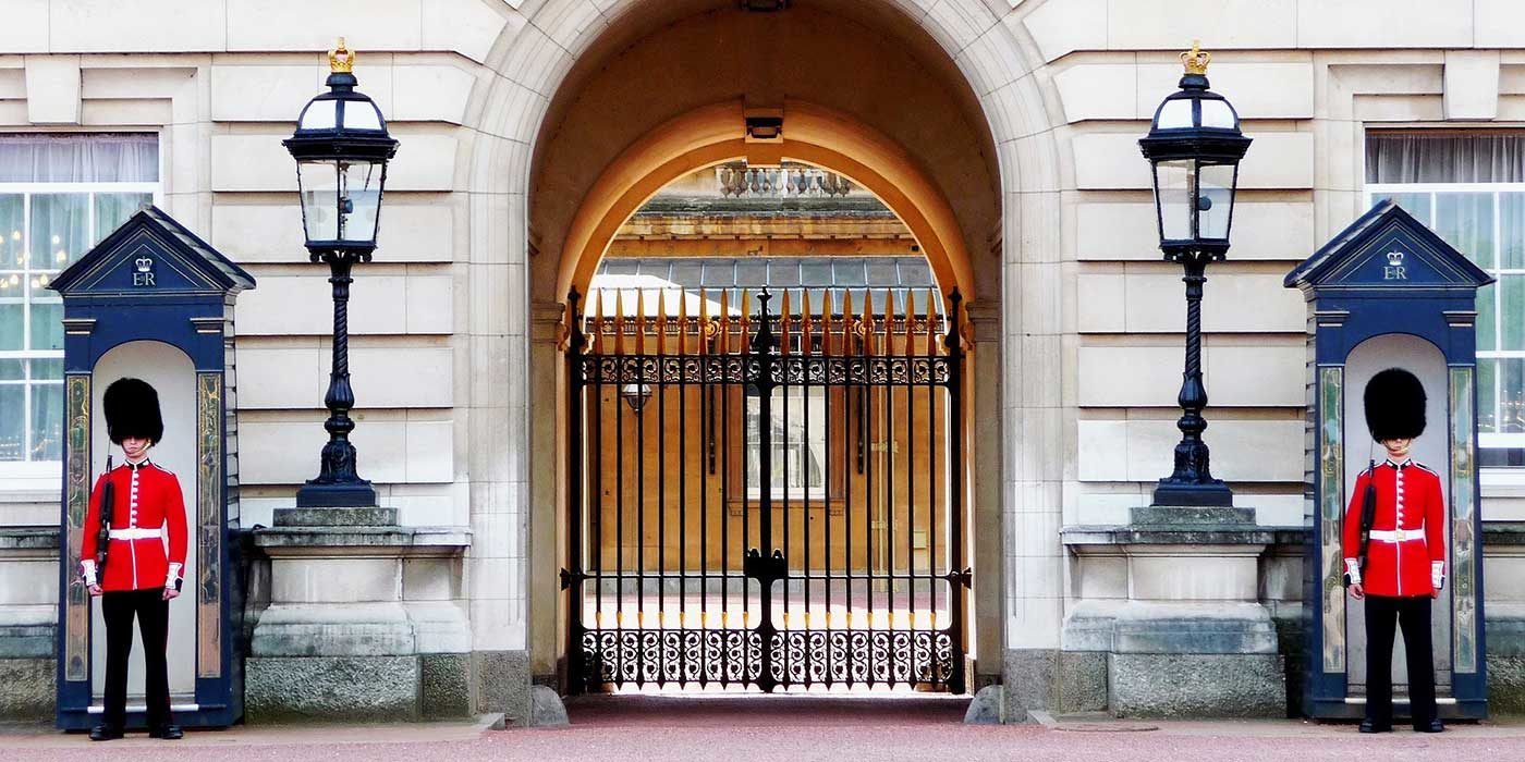 Photo of guards outside Buckinham Palace London